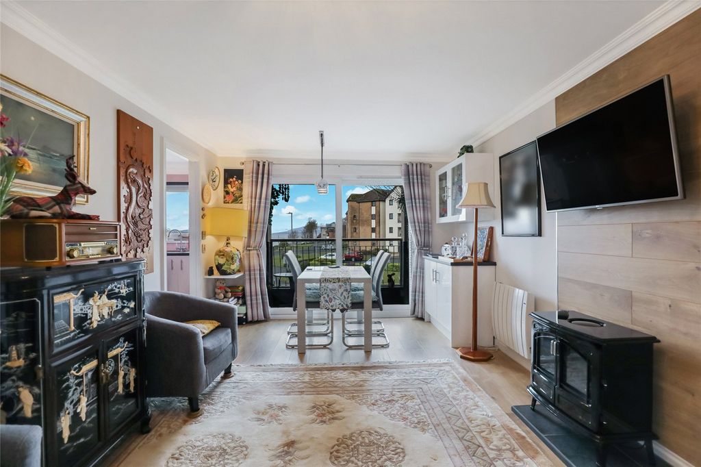 Property photo 3 of 18 Lounge