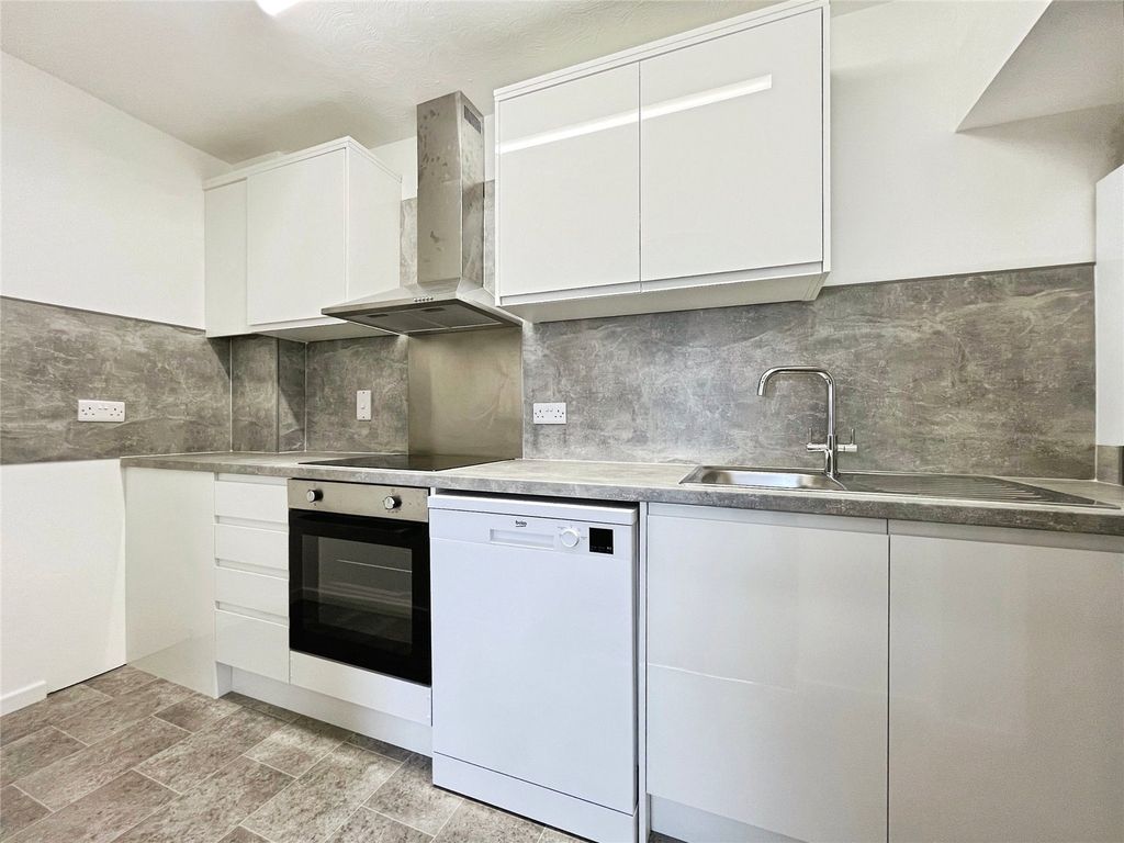 Property photo 2 of 6 Kitchen