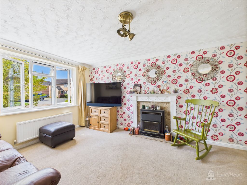 Property photo 3 of 25 Living Room- Mark Stephens Ewemove Newmarket And S