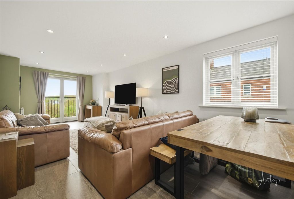 Property photo 2 of 19 Lounge/Diner