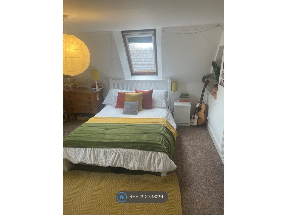 Property photo 3 of 12 Bedroom 5 - Floor 3