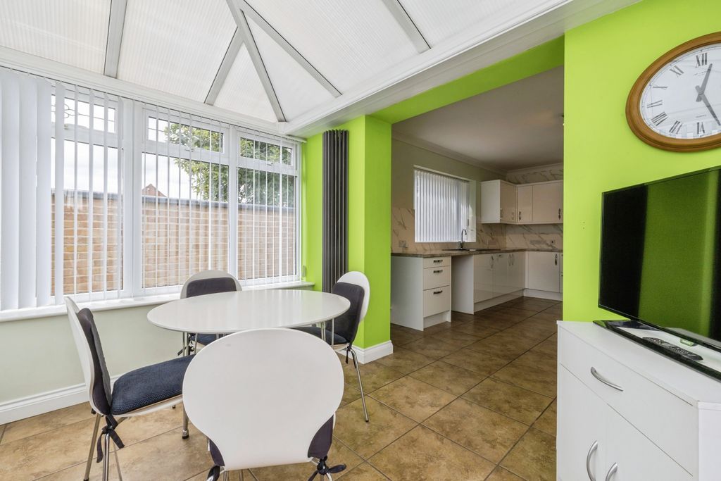 Property photo 3 of 20 Conservatory