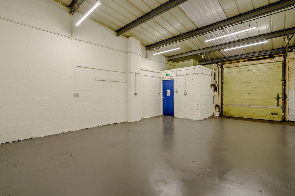 Property photo 3 of 9 8526241-Interior04-800
