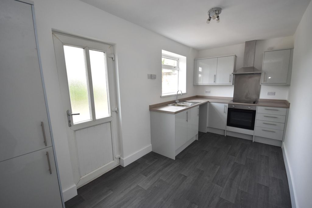 Property photo 1 of 6 Kitchen