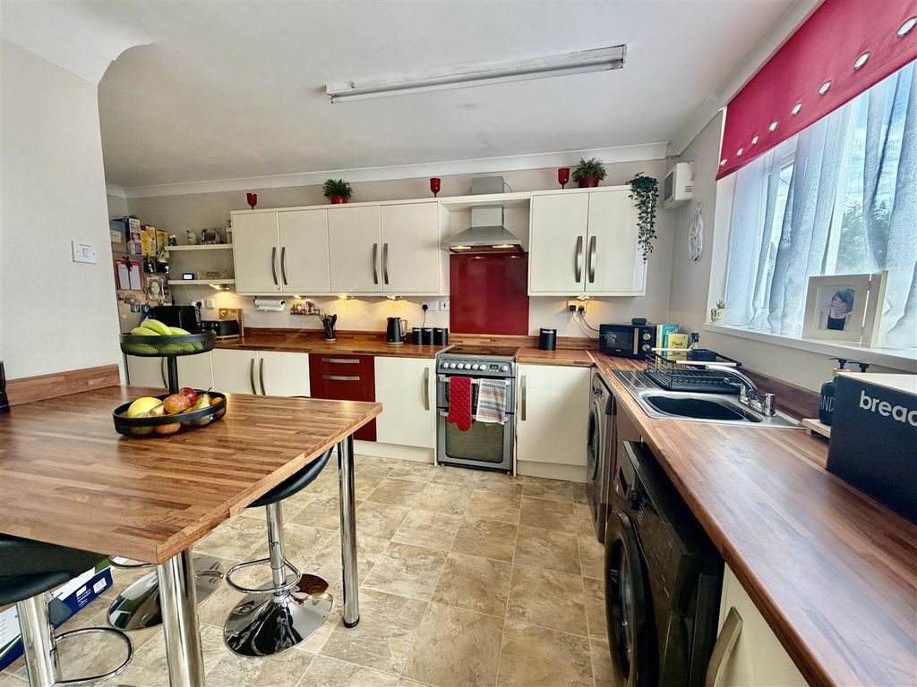 Property photo 3 of 20 Fitted Breakfast Kitchen: