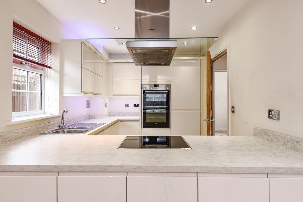 Property photo 1 of 7 Kichen