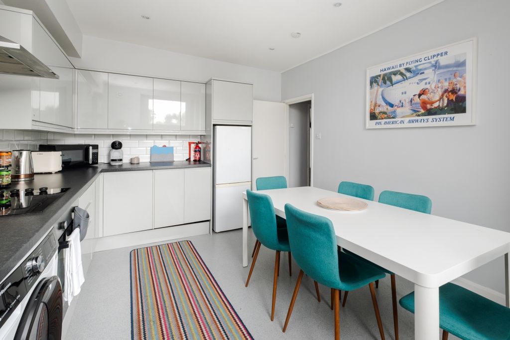 Property photo 2 of 13 Upper Street