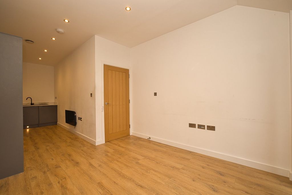 Property photo 3 of 8 Picture 3