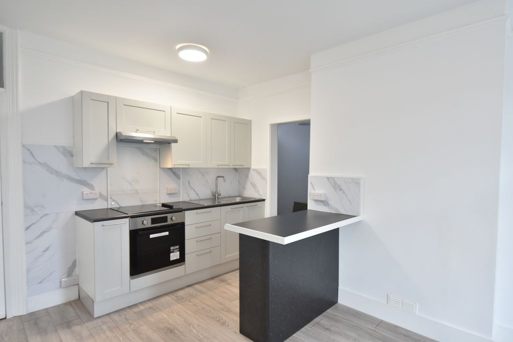 Property photo 3 of 11 Kitchen