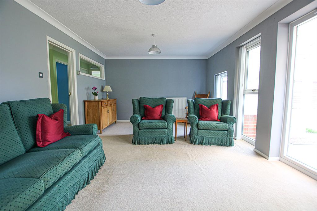 Property photo 3 of 11 Img_0544Lvg.Jpg