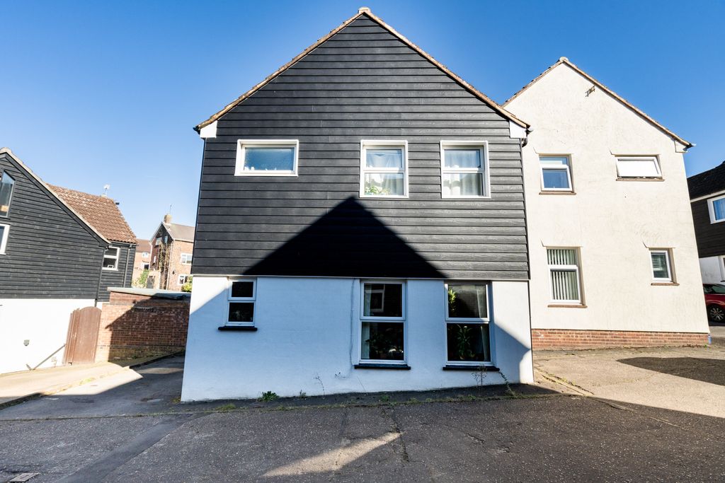Property photo 1 of 15 External