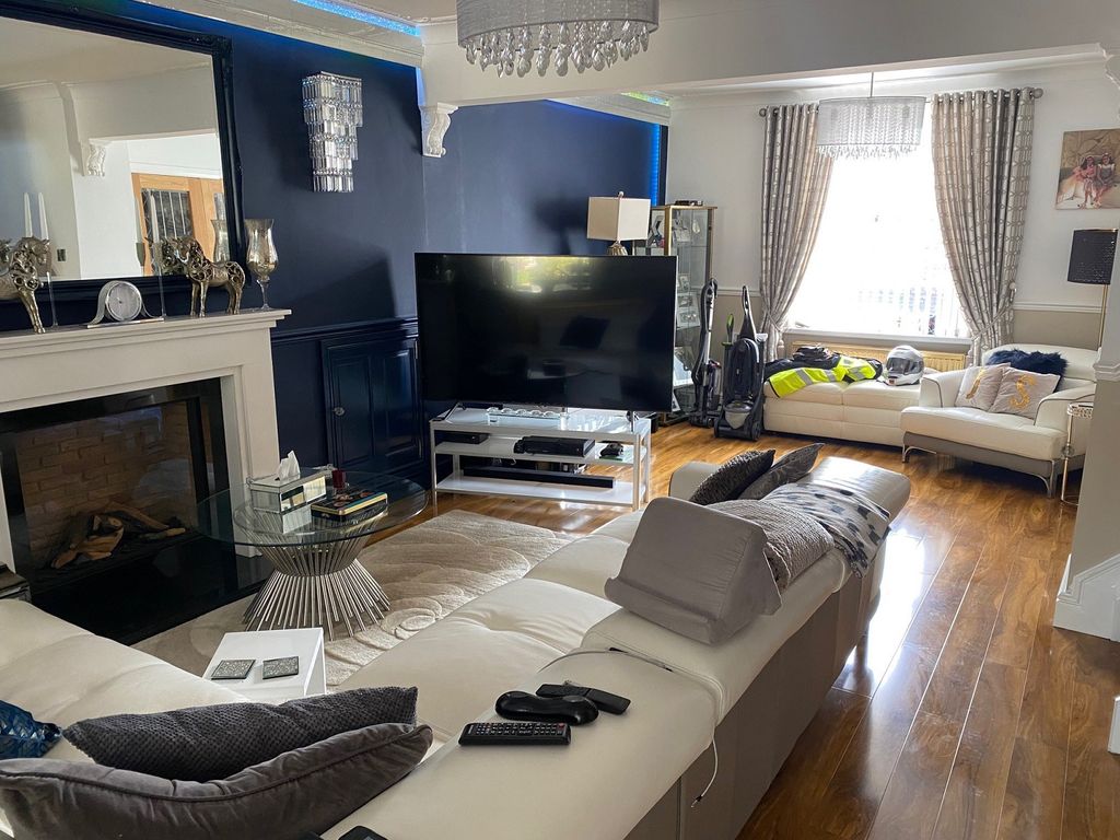 Property photo 2 of 20 ..