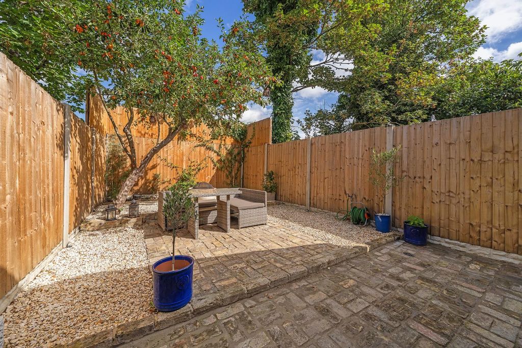 Property photo 3 of 18 Garden.Jpg