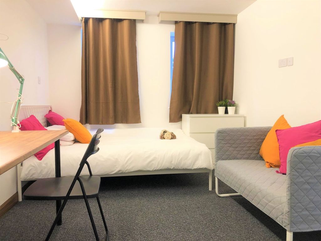 Property photo 1 of 8 A Bright And Tidy Single Bedroom Featuring A Comfo...