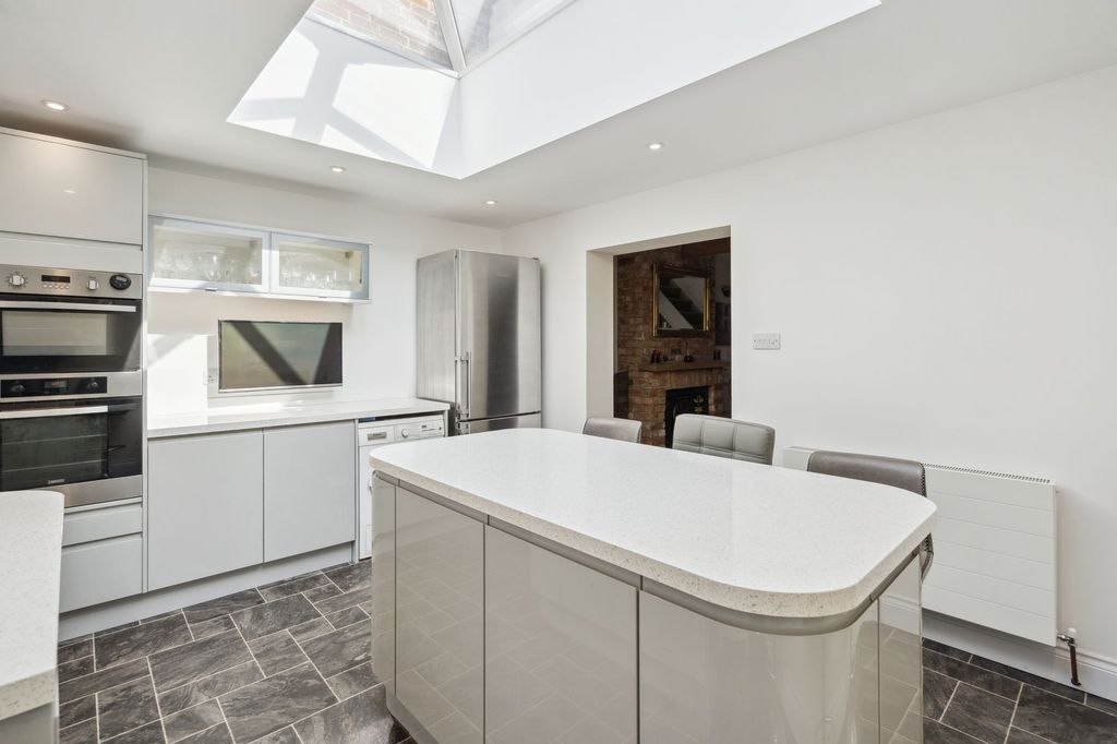 Property photo 2 of 31