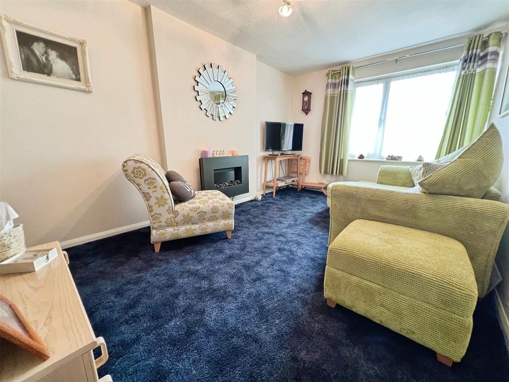 Property photo 3 of 15 Lounge