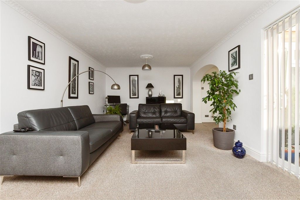 Property photo 3 of 11 Lounge