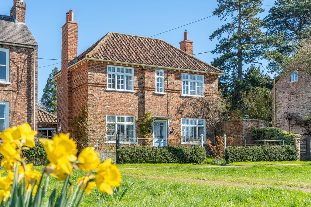 Property photo 1 of 19 Front (Exterior)