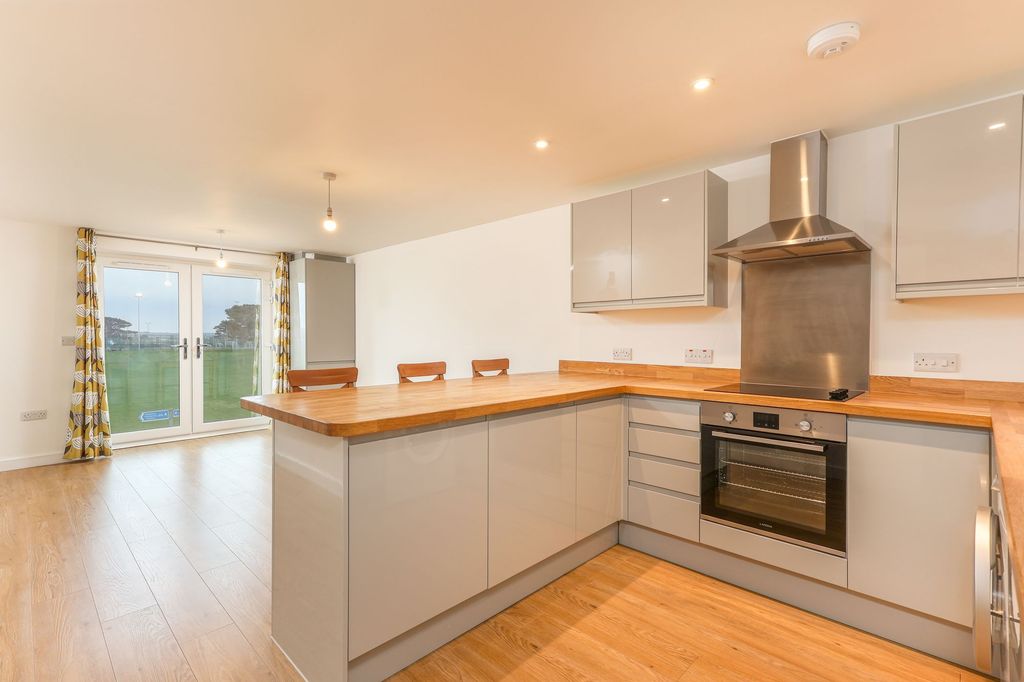 Property photo 2 of 10 Kitchen