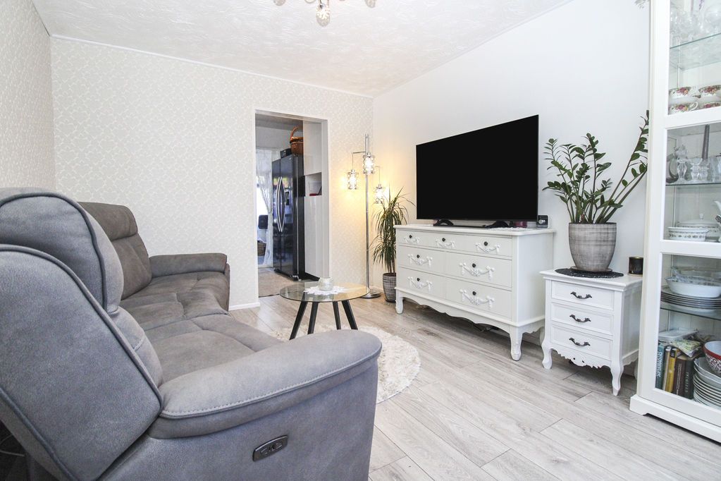 Property photo 3 of 13 Lounge