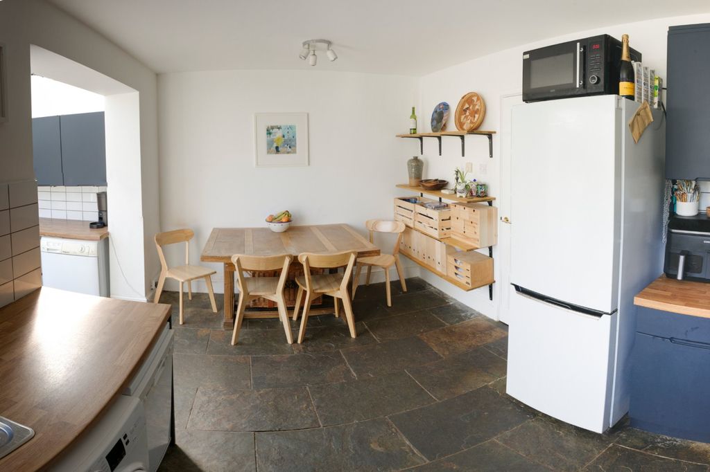 Property photo 3 of 11 Kitchen