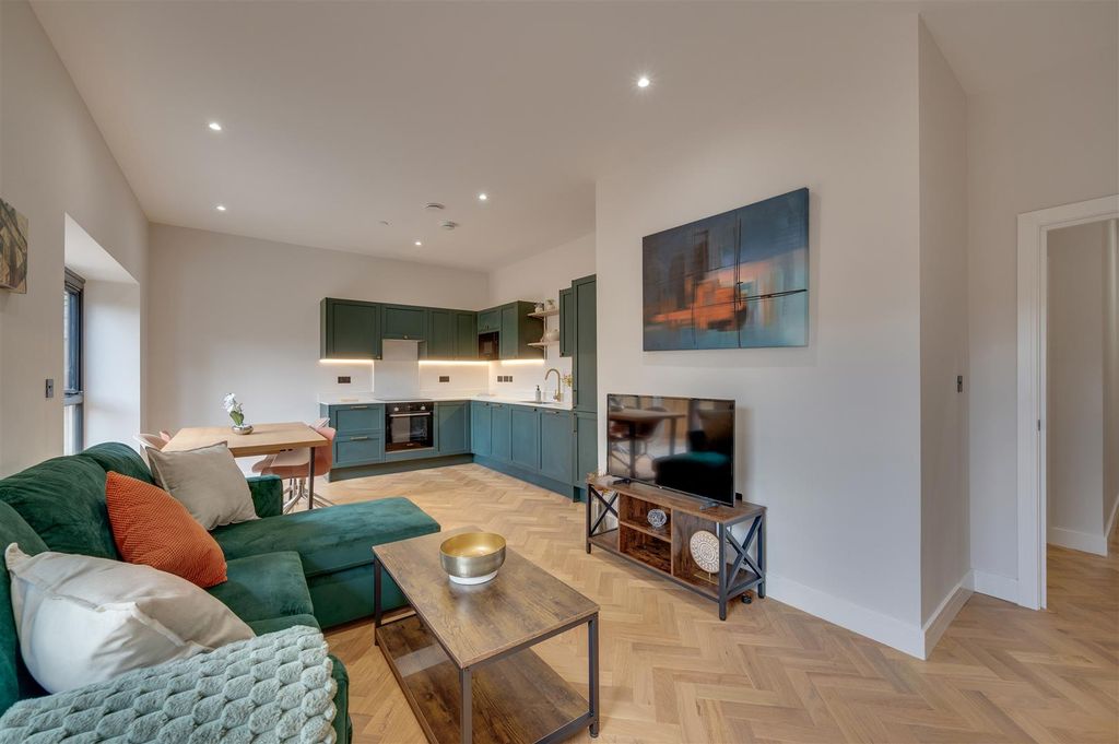 Property photo 3 of 13 Daniels_Flat 1_164 Harlesden Road London Nw10_002.