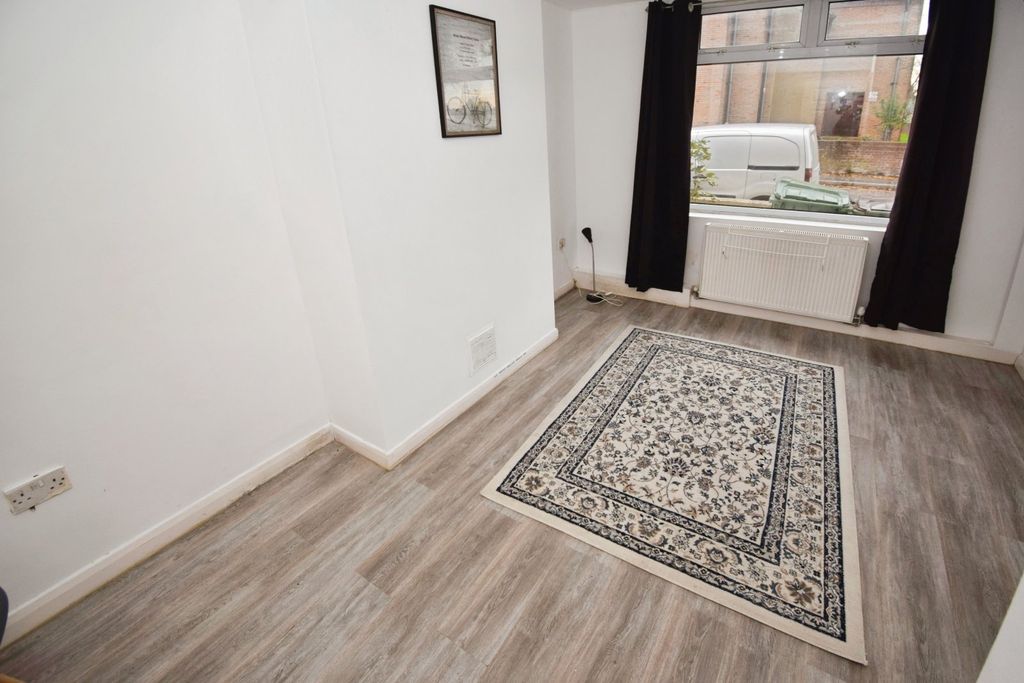 Property photo 3 of 14 Lounge