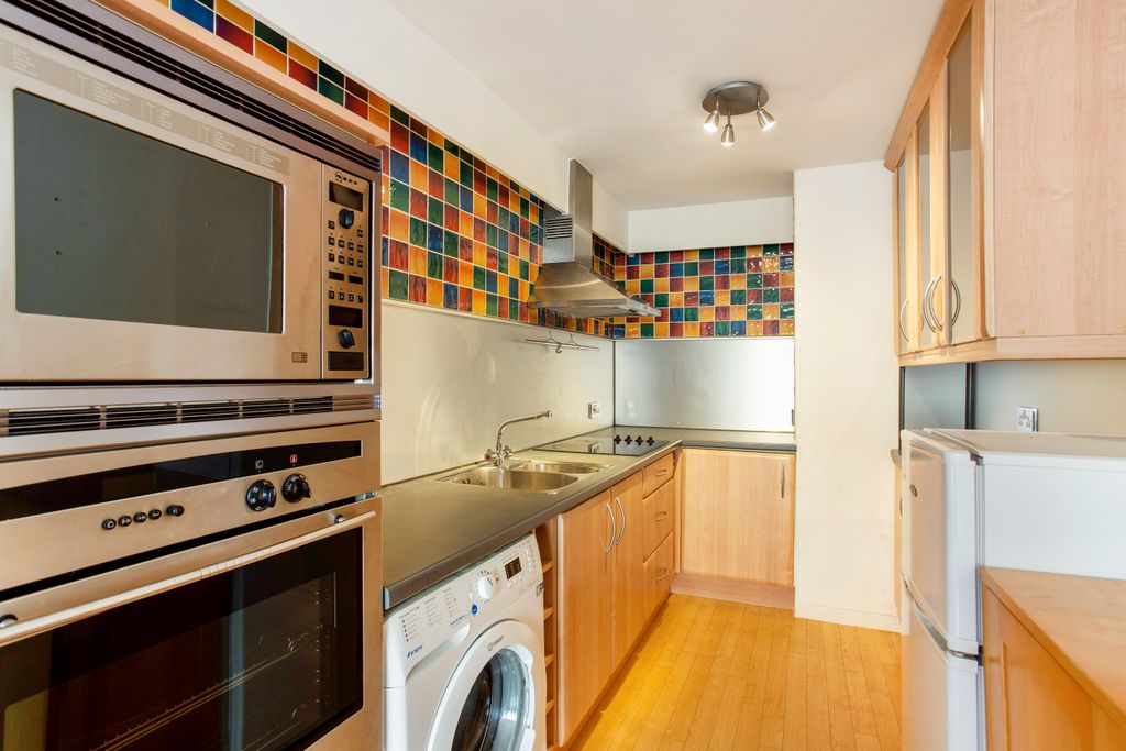 Property photo 3 of 10 Kitchen