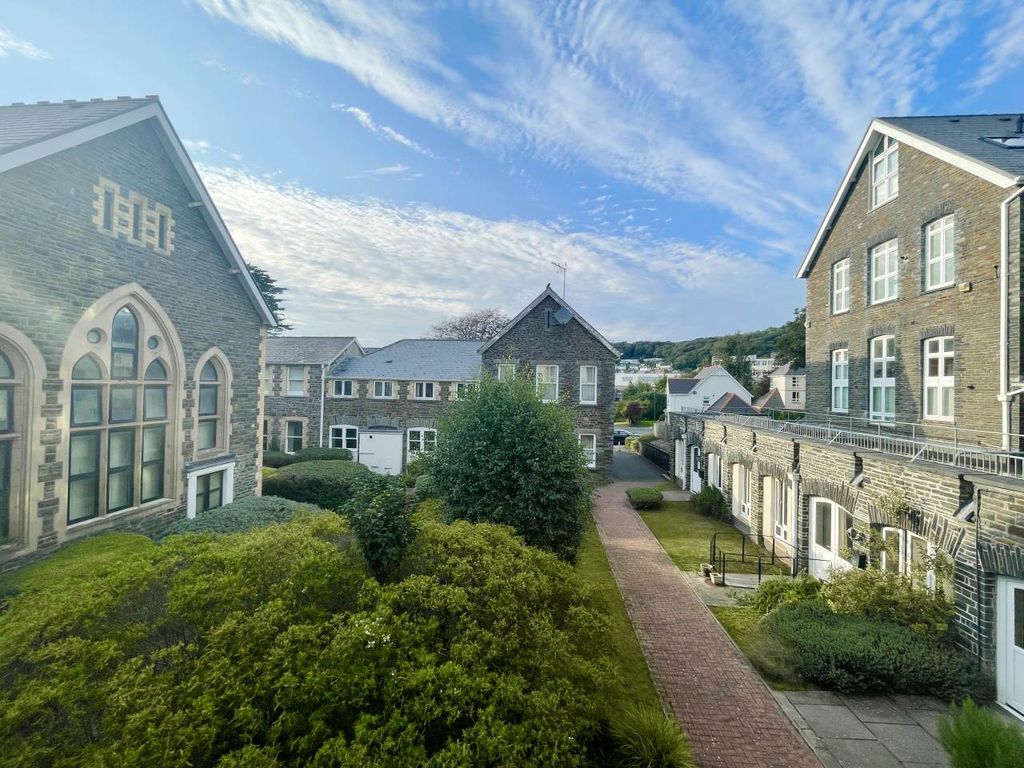 Property photo 1 of 6 Llys Ardwyn