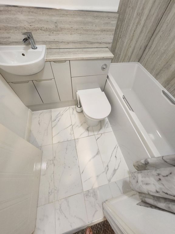 Property photo 3 of 15 A Modern, Well-Maintained Bathroom Featuring A Cle...