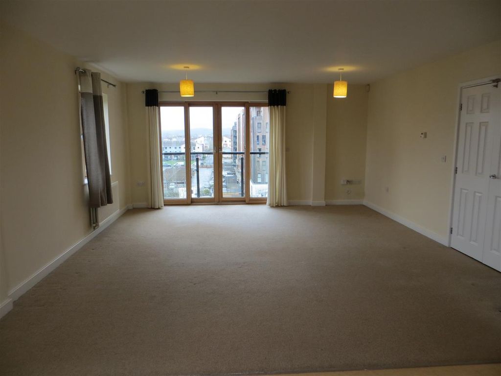 Property photo 3 of 9 Lounge