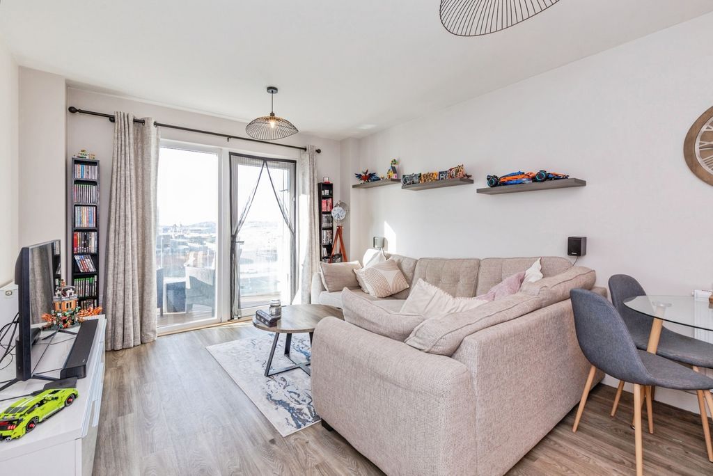 Property photo 3 of 17 Pbox-Img.Jpg