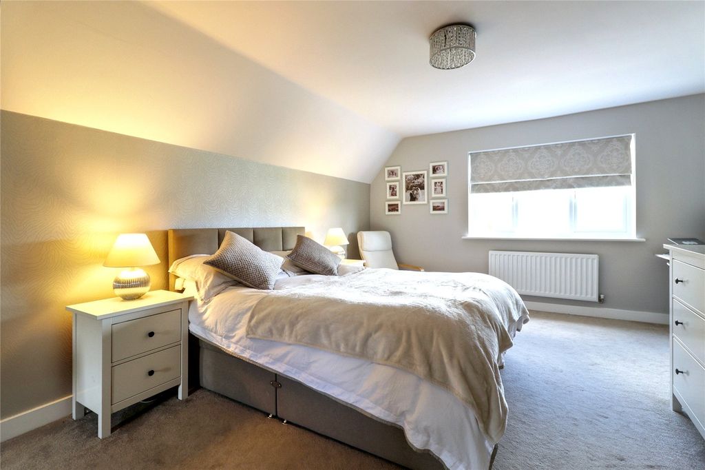Property photo 2 of 16 Bedroom