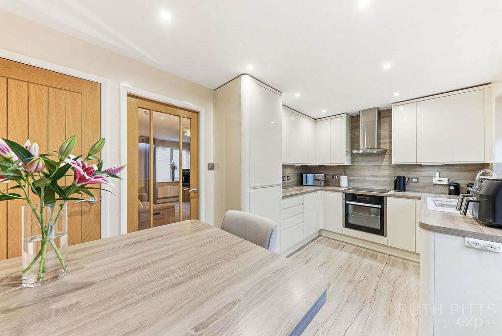 Property photo 3 of 27