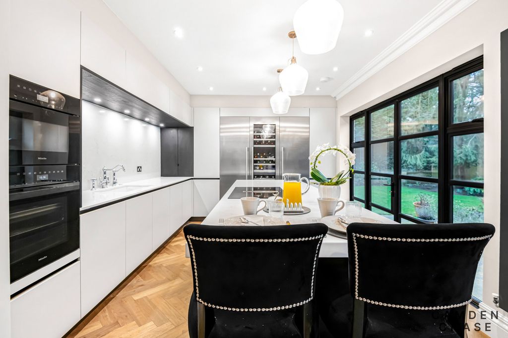 Property photo 2 of 33