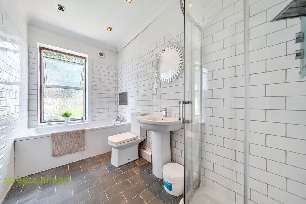 Property photo 3 of 16 962Ceb04-1Ed7-40B...