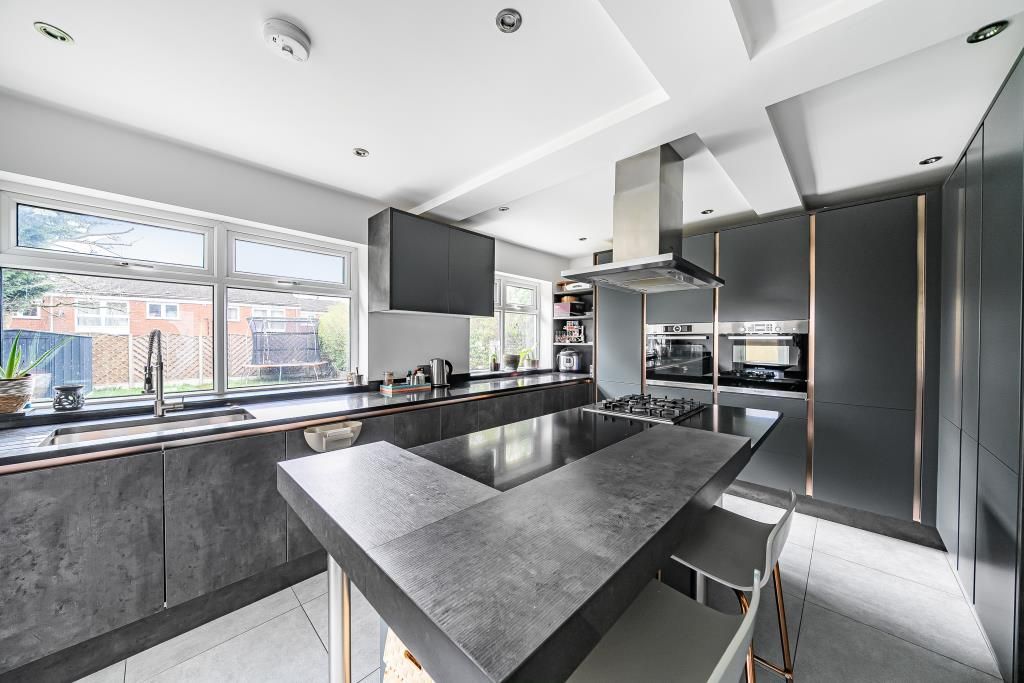 Property photo 2 of 10 Kitchen