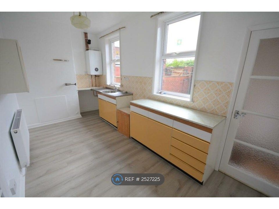 Property photo 3 of 8 Kitchen