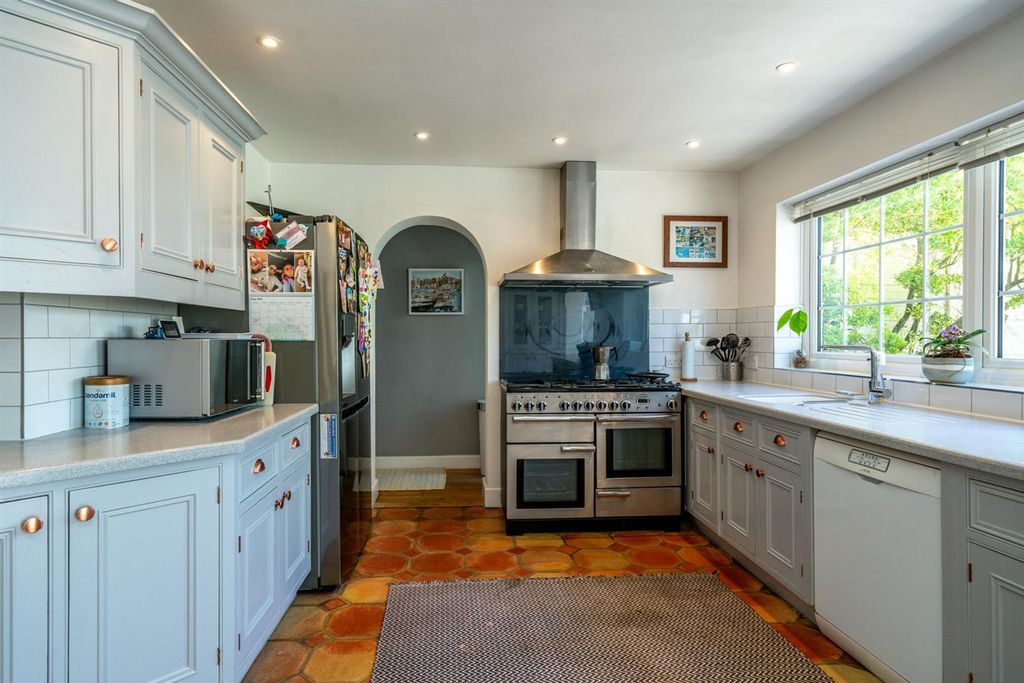 Property photo 3 of 27 Kitchen