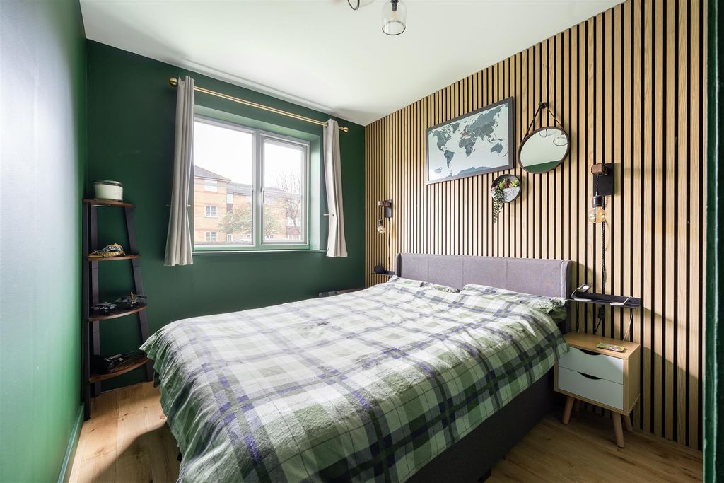 Property photo 3 of 14 Beaufort Close, E4