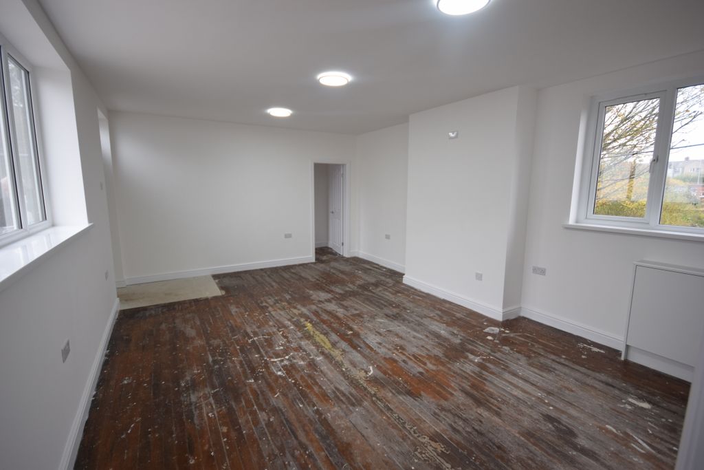 Property photo 3 of 10 Office/Store 1