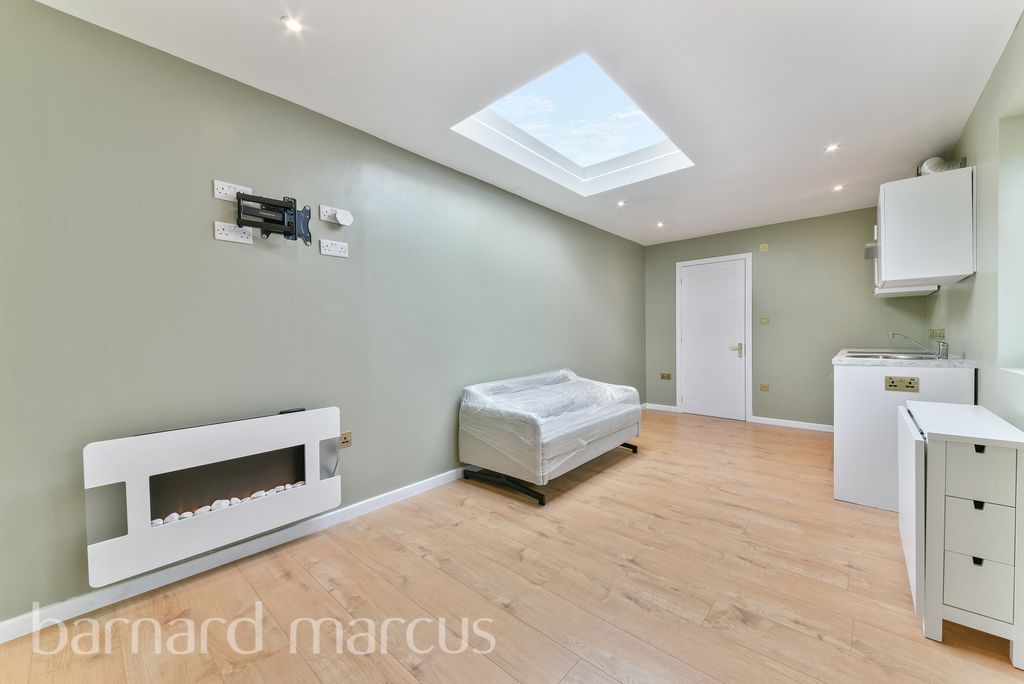 Property photo 1 of 6 Bedroom