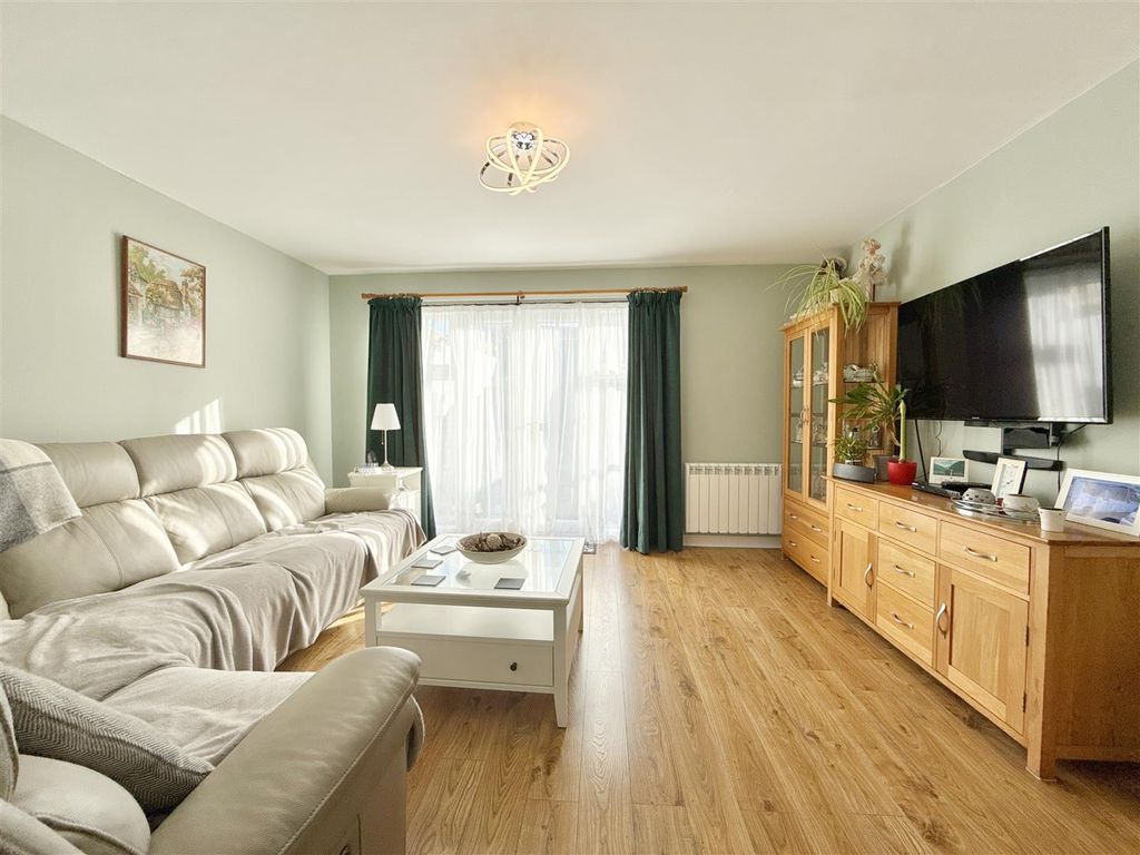 Property photo 3 of 20 Lounge.Jpg