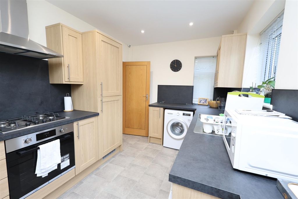 Property photo 3 of 17 Kitchen