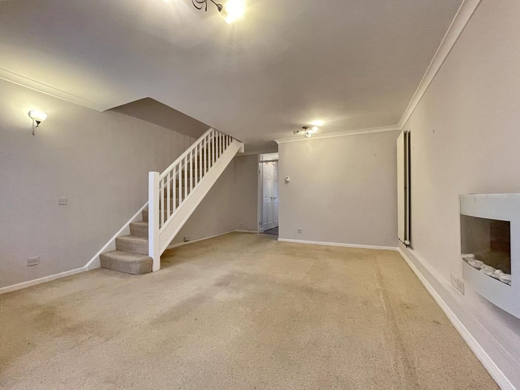 Property photo 2 of 14 Rolston Close 69 - Lounge Front.Jpg