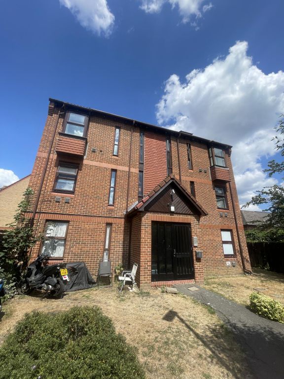Property photo 1 of 5 One-Bedroom Second Floor Flat To Let