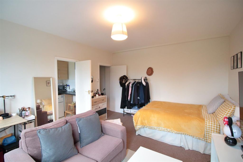 Property photo 3 of 10 Eden Harper Brixton Hill Court