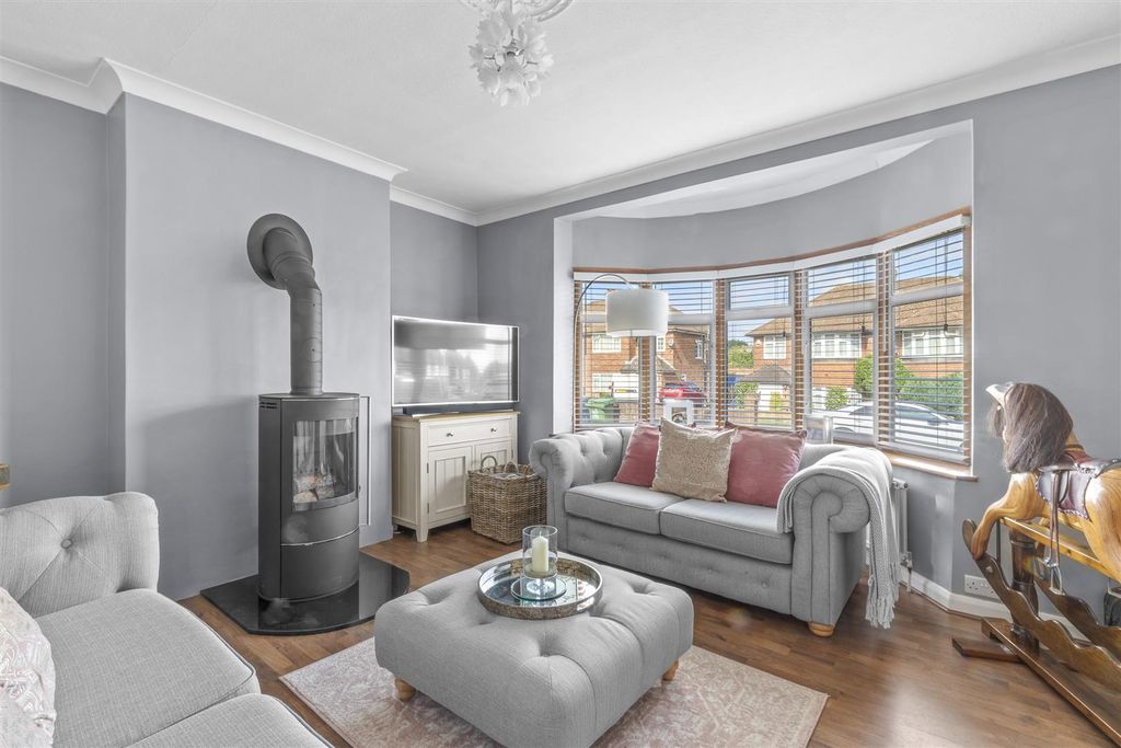 Property photo 2 of 15 27 Ellsworth Road, Hp11 2Tu-5.Jpg