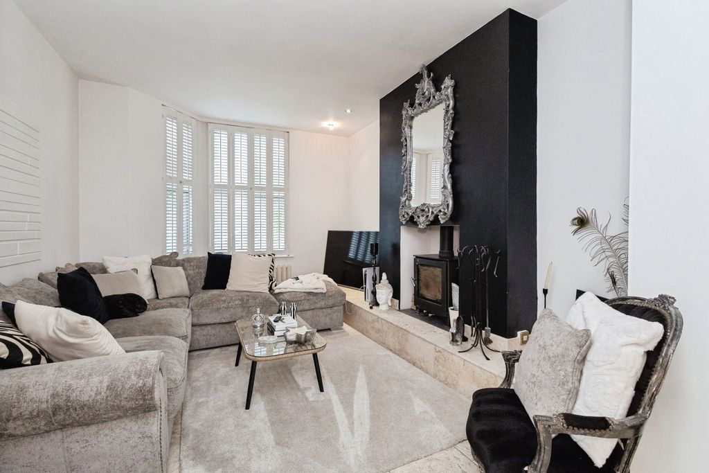 Property photo 3 of 25 Pbox-Img.Jpg