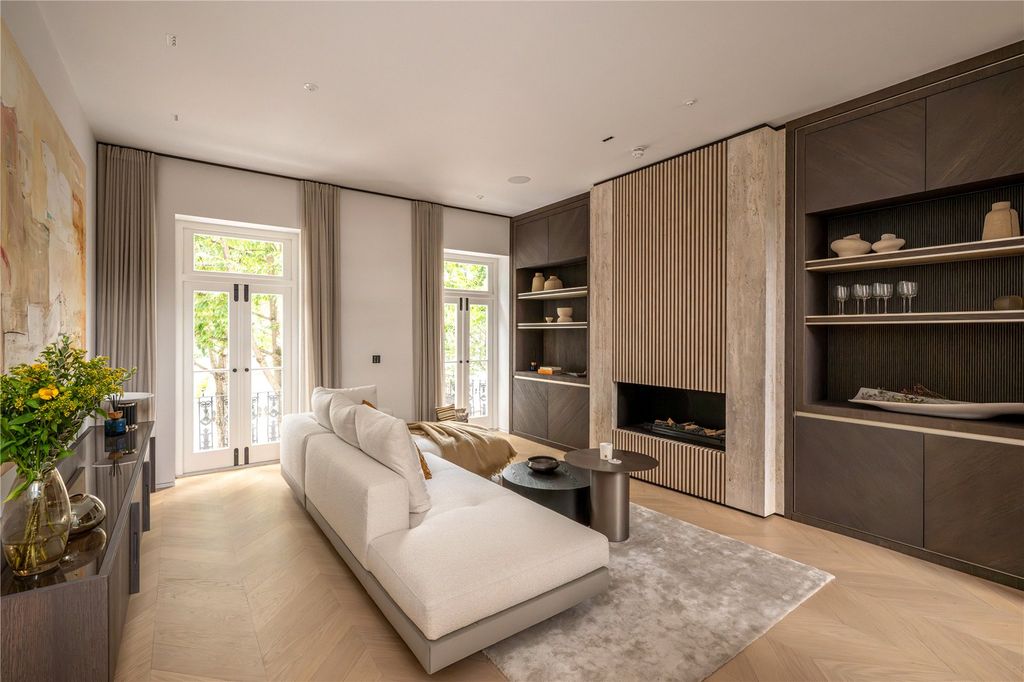 Property photo 2 of 33 Ff Living Room